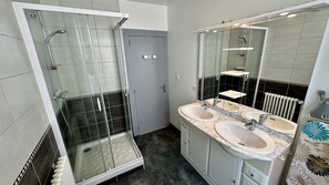 Apartment | Bathroom - Mountain View Flat for 5 in Mont-dore (Mont-Dore)