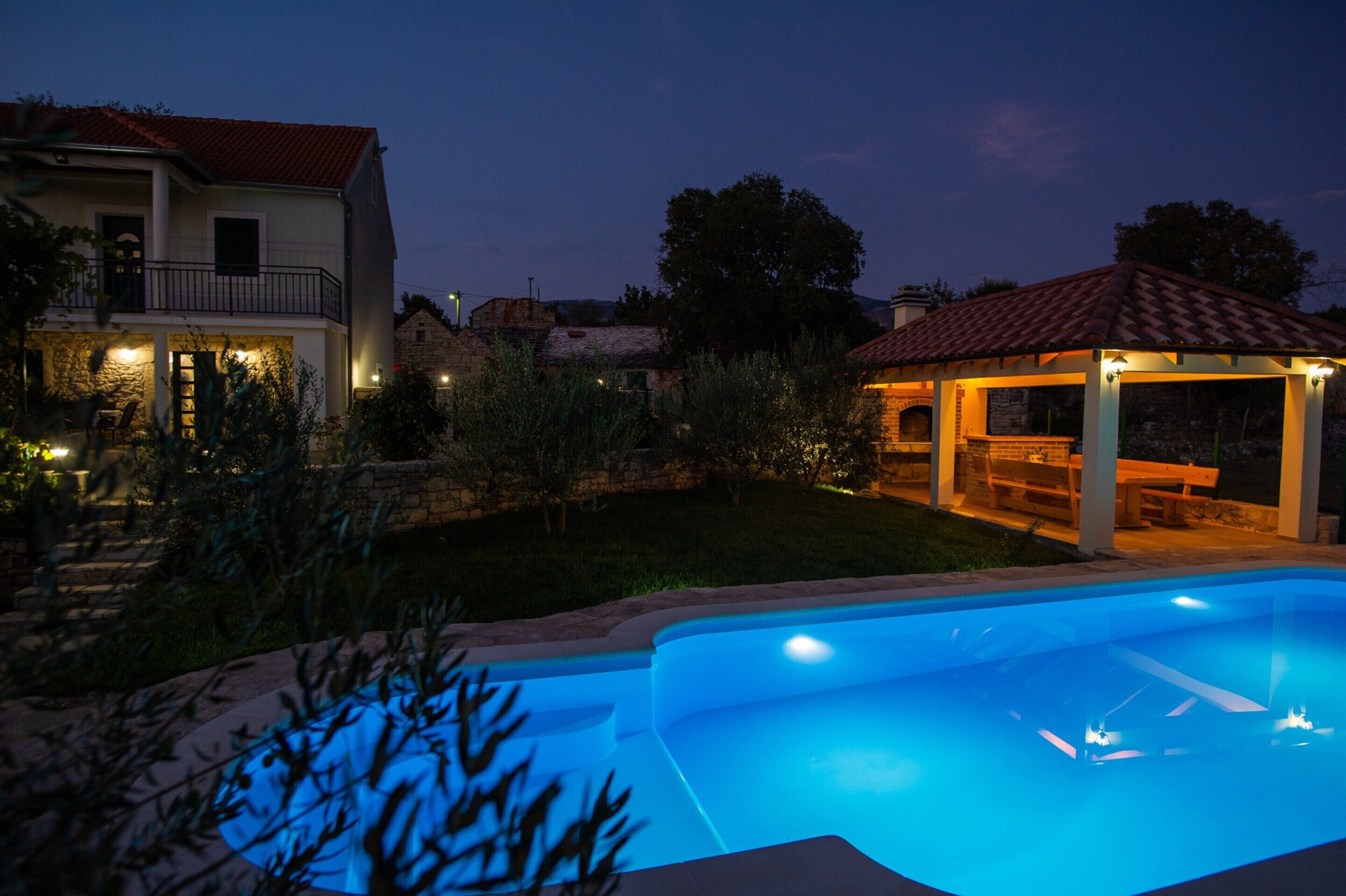 فيلا | حمام سباحة | من حمّامات السباحة المغطاة، حمّام سباحة خارجي