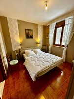 4 habitaciones y tabla de planchar con plancha 