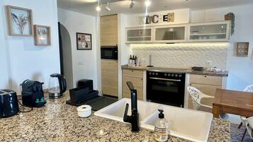 Four à micro-ondes, un four, surface de cuisson, lave-vaisselle