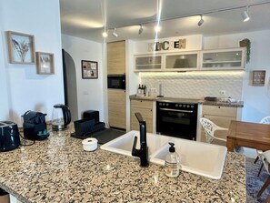 Een microgolfoven, een oven, een kookplaat, een vaatwasser