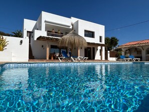 Pool - Luxury villa with large private pool within walking distance of beach, bars & stores (Calpe)
