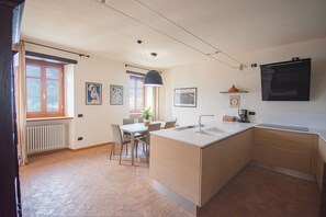 Dining - 10 minutes from Bellagio family apartment outdoor space and comfort (Lezzeno)
