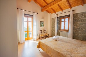 3 bedrooms, iron/ironing board, free WiFi, bed sheets - 10 minutes from Bellagio family apartment outdoor space and comfort (Lezzeno)