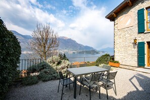 Outdoor dining - 10 minutes from Bellagio family apartment outdoor space and comfort (Lezzeno)