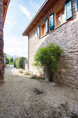 Property grounds - 10 minutes from Bellagio family apartment outdoor space and comfort (Lezzeno)