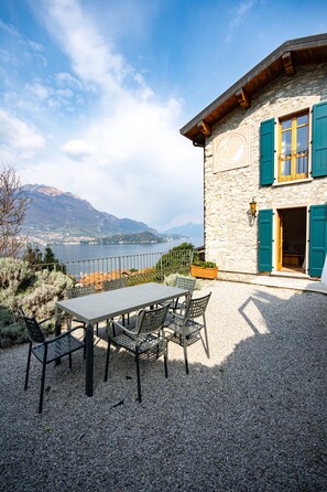 Outdoor dining - 10 minutes from Bellagio family apartment outdoor space and comfort (Lezzeno)