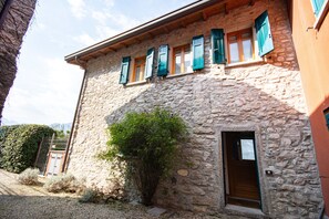 Exterior - 10 minutes from Bellagio family apartment outdoor space and comfort (Lezzeno)