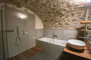 Shower, hair dryer, bidet, towels - 10 minutes from Bellagio family apartment outdoor space and comfort (Lezzeno)