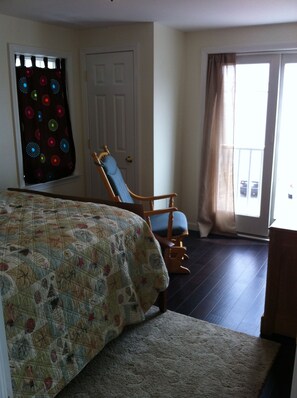 3 bedrooms, WiFi, bed sheets - Harwichport, MA…steps to Nantucket sound. (Harwich)