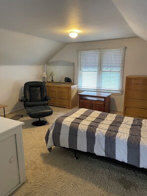 1 bedroom, WiFi, bed sheets - Birmingham, MI, Bungalow to share with a large private, upstairs bedroom. (Birmingham)