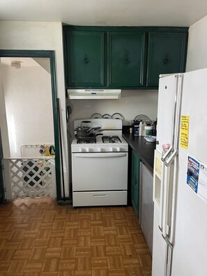Private kitchen - Birmingham, MI, Bungalow to share with a large private, upstairs bedroom. (Birmingham)