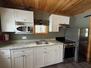 Cottage Classique, vue lac | Cuisine privée | Réfrigérateur, micro-ondes, four, plaque de cuisson