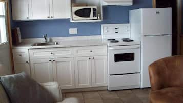 Lemari es, microwave, oven, dan kompor