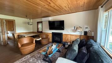Grand Cottage, Lake View | Living area
