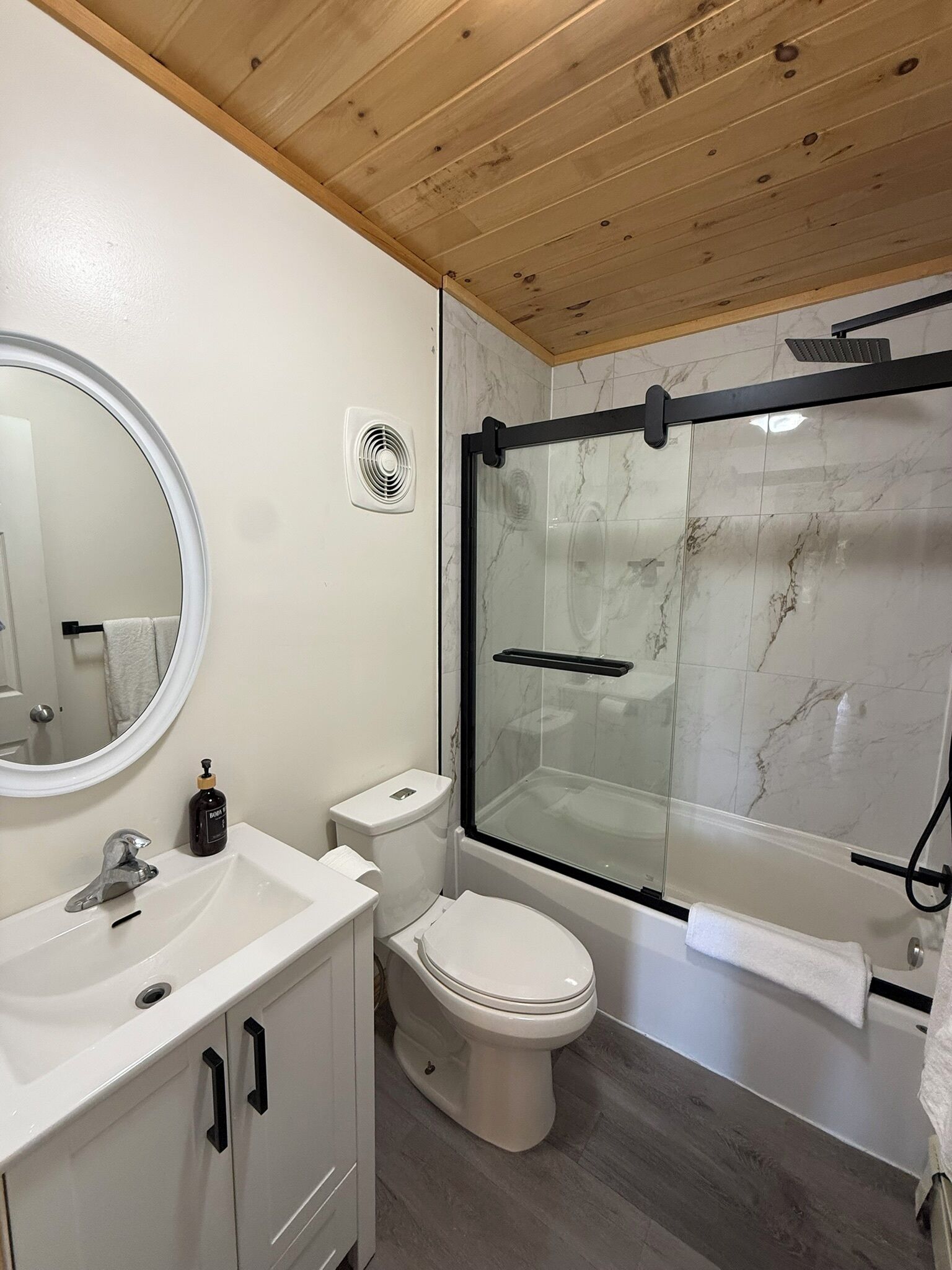 Superior Cottage, Partial Lake View | Bathroom | Free toiletries, hair dryer, bidet, towels