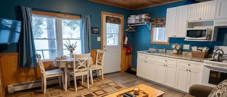 Casa de campo superior, vista parcial al lago | Cocina privada | Refrigerador, microondas, horno y parrilla de estufa