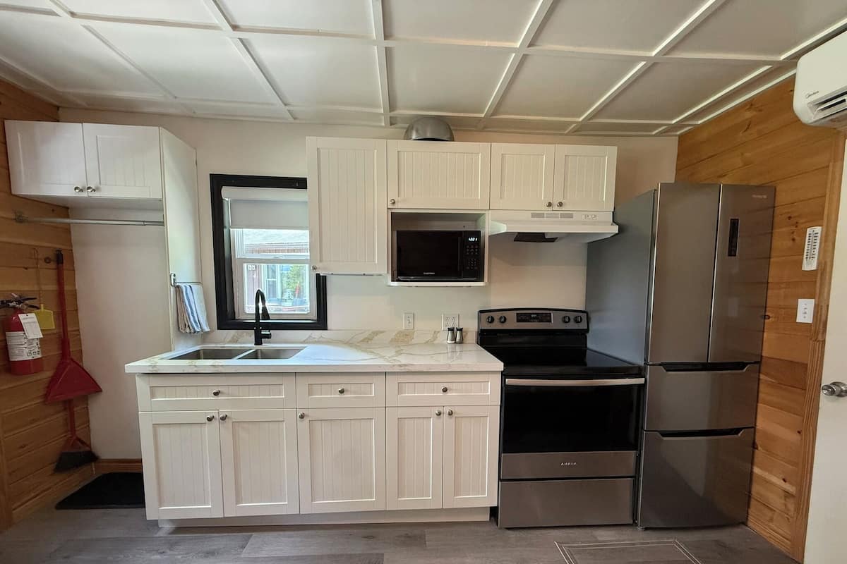 Coffee/tea maker, fridge, microwave, oven