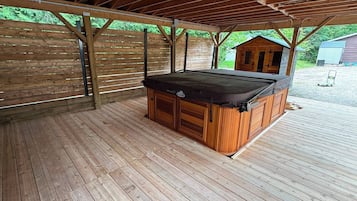 Outdoor spa tub