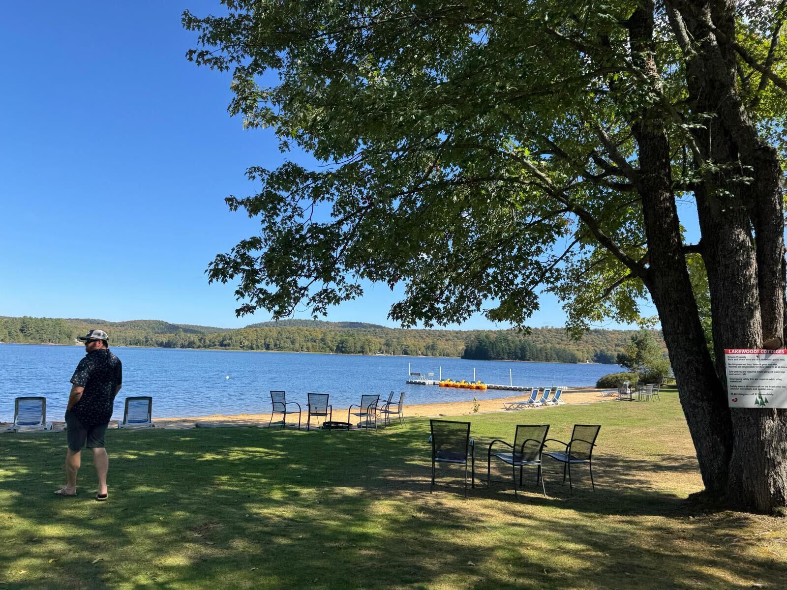 Privat strand, hvit sand, solsenger og strandhåndklær