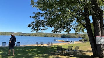 Privat strand, hvit sand, solsenger og strandhåndklær