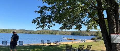 Privatstrand, weißer Sandstrand, Liegestühle, Strandtücher