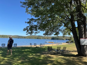 Private beach, white sand, sun-loungers, beach towels - Lakewoods Cottage Resort (Dwight)