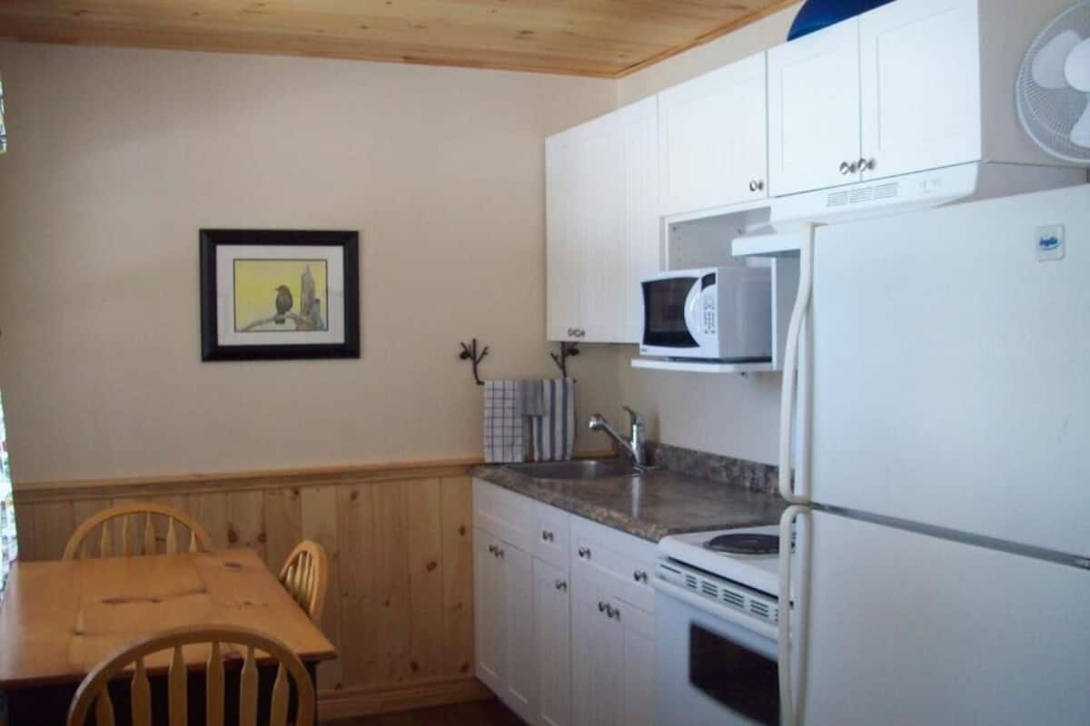 คอทเทจสำหรับครอบครัว, วิวทะเลสาบ | ครัวส่วนตัว | ตู้เย็น, ไมโครเวฟ, เตาอบ, เตาประกอบอาหาร