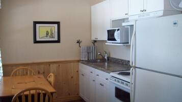 Cottage Keluarga, pemandangan danau | Dapur pribadi | Lemari es, microwave, oven, dan kompor