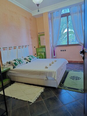 5 bedrooms, WiFi, bed sheets, wheelchair access