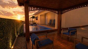 Una piscina al aire libre