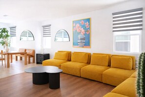 Smart TV, computer monitors