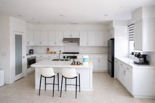 Minutes to Disneyland & Convention Center - Spacious Home
