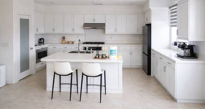Minutes to Disneyland & Convention Center - Spacious Home