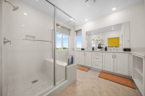 Minutes to Disneyland & Convention Center - Spacious Home
