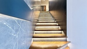 A modern staircase with marble walls and wooden steps. - Serene Rovanjska Villa for 10 (Jasenice)
