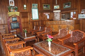 Bar (on property) - Nanda Wunn hotel (Nyaungshwe)