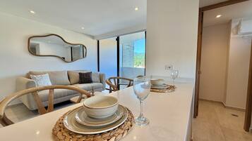 Departamento estándar, vista a la colina | Comedor