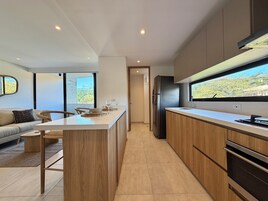 Refrigerador, microondas, horno, placa de cocina