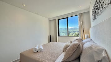 Apartament Deluxe, vistes al turó | Roba de llit d'alta qualitat i cobrellits