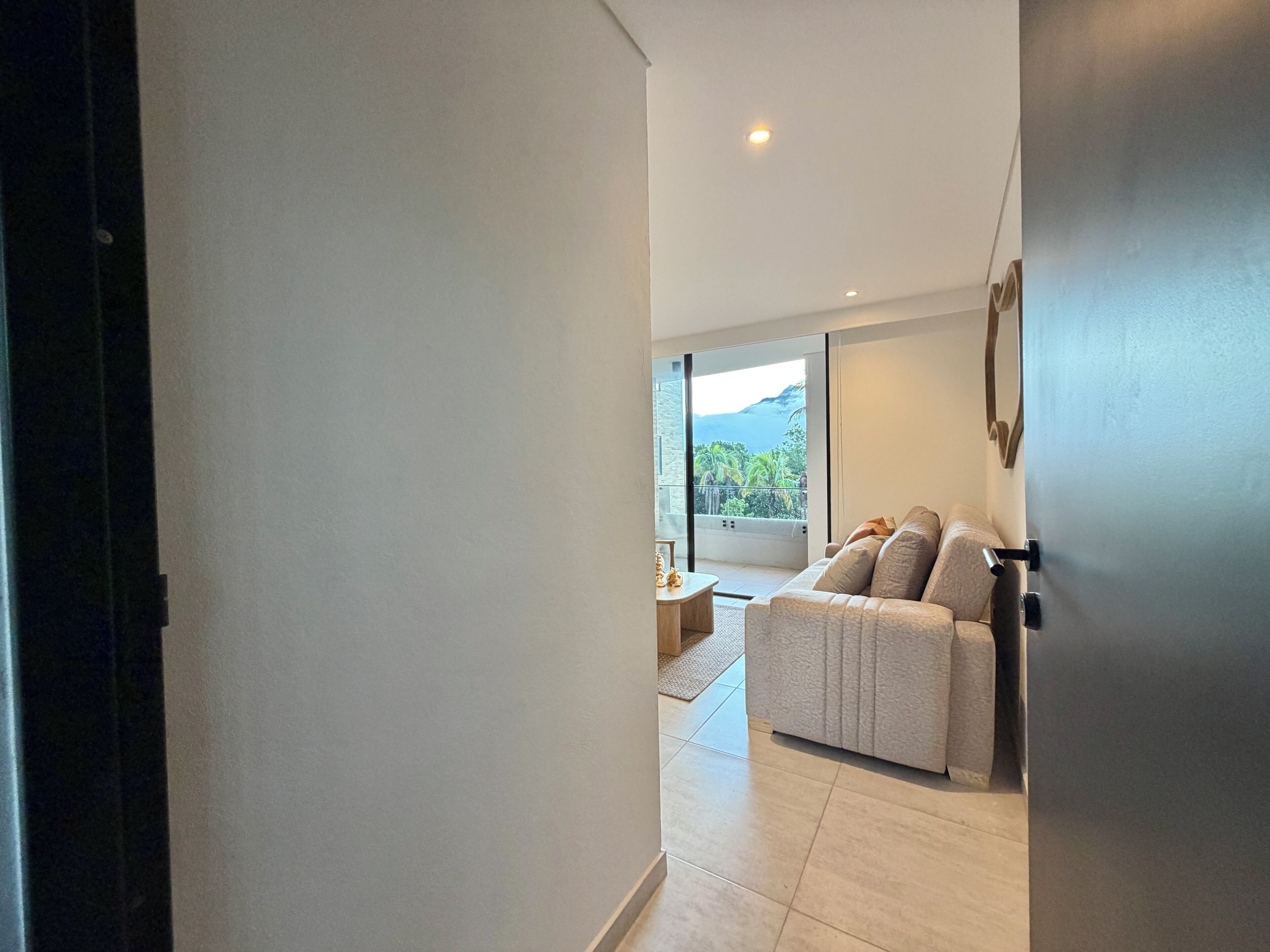 Appartamento Luxury, vista collina | Area soggiorno | Smart TV 40 pollici con canali digitali