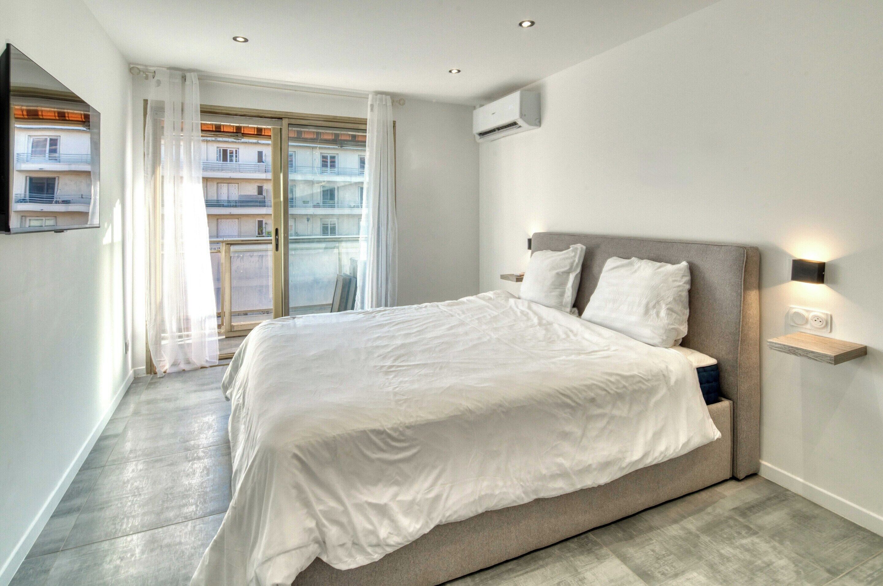 2 bedrooms, laptop workspace, iron/ironing board, bed sheets