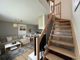 Apartamento, vista para o jardim | Área de estar | TV