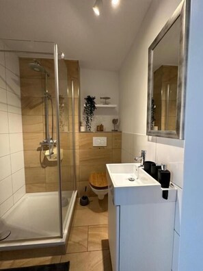 apartman, kilátással a kertre | Fürdőszoba