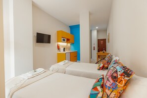 Tabla de planchar con plancha, wifi gratis y ropa de cama 