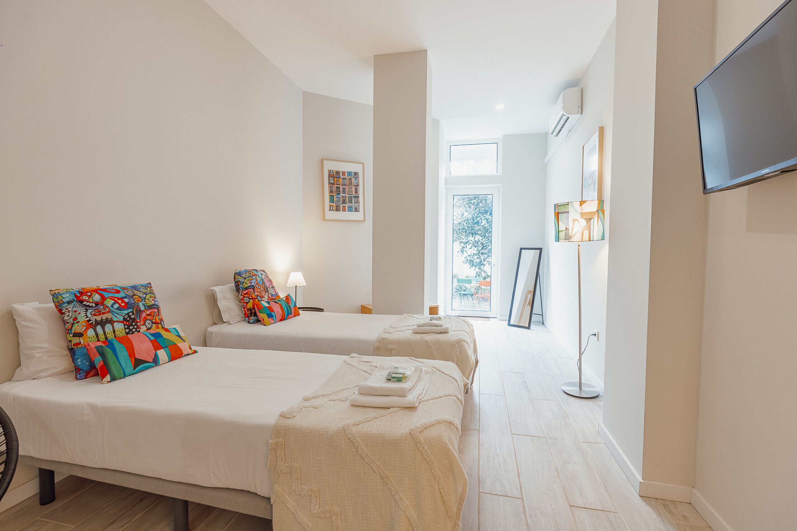 Tabla de planchar con plancha, wifi gratis y ropa de cama 