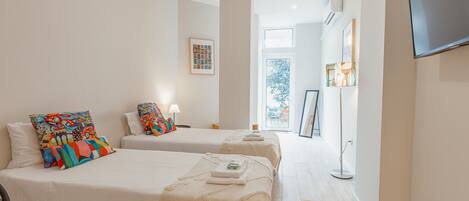 Tabla de planchar con plancha, wifi gratis y ropa de cama