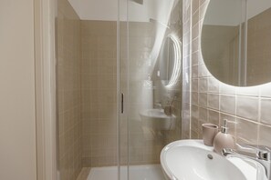 Shower, hair dryer, towels, soap - COLORFUL STUDIO 4 MUNICIPAL POOL by VACATIONY (Oporto)