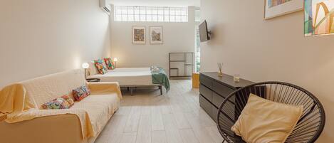 Tabla de planchar con plancha, wifi gratis y ropa de cama