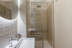 Shower, hair dryer, towels, soap - COLORFUL STUDIO 3 MUNICIPAL POOL by VACATIONY (Oporto)